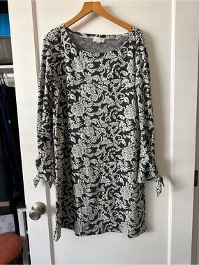 LOFT Black and White Floral Tie-Sleeve Shift Dress